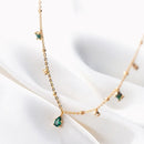 Colar Dourado com Pedras Verdes