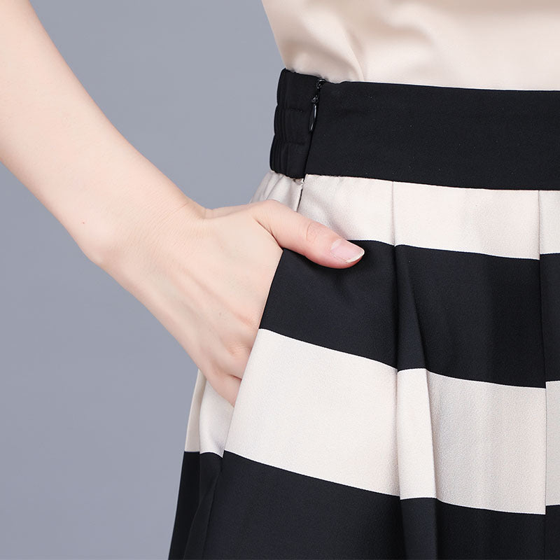 Conjunto Beleza Pura™: Saia com Listras Notáveis e Blusa Elegante!