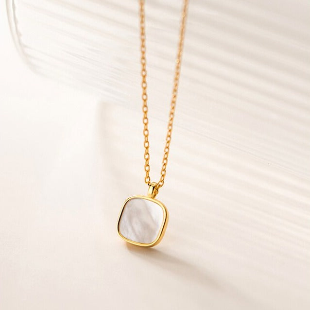 Colar Dourado Pingente Quadrado