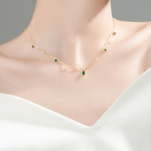 Colar Dourado com Pedras Verdes