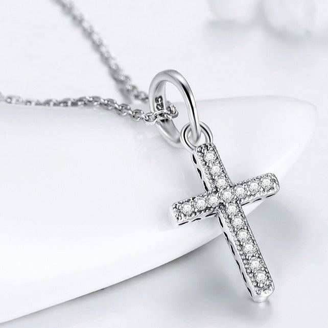 Colar Cruz com Pedras de Zircônia